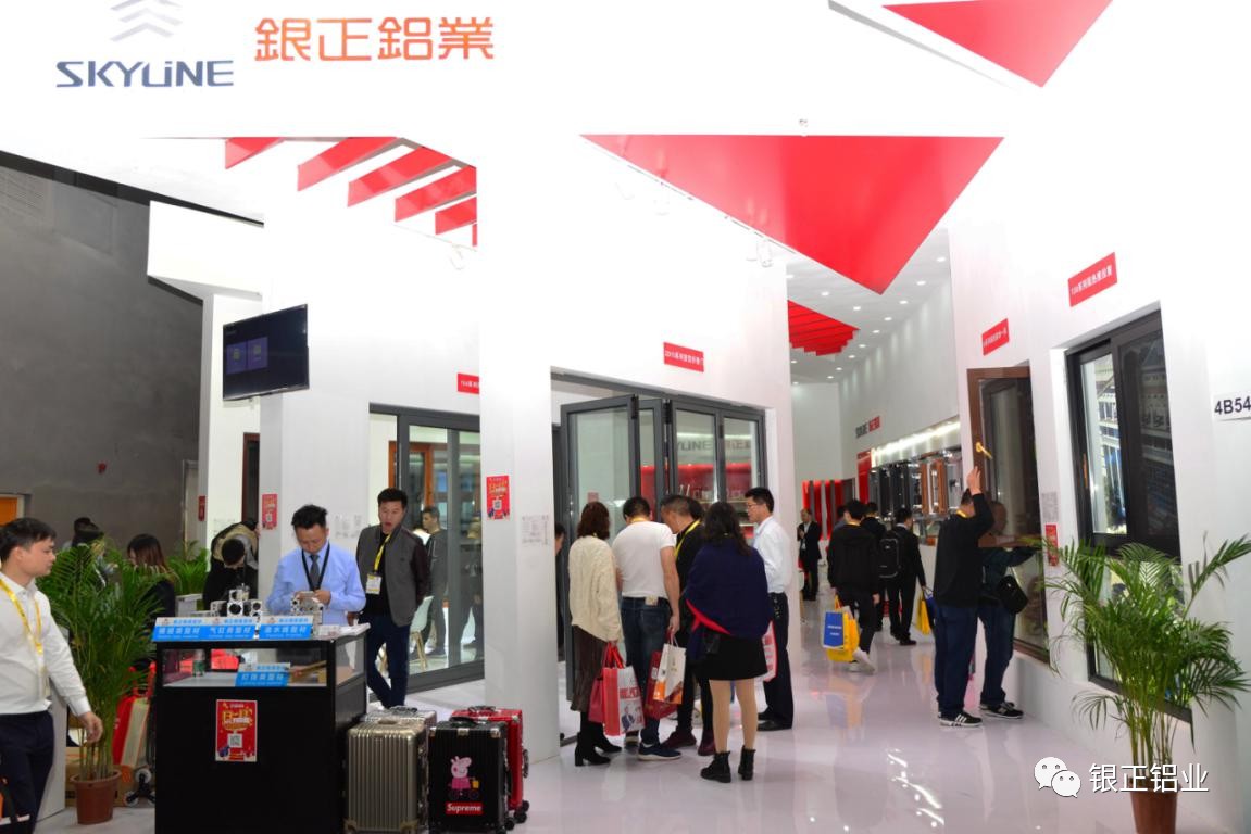 人從眾叕！銀正鋁業(yè)驚艷亮相第25屆鋁門窗幕墻展.jpg